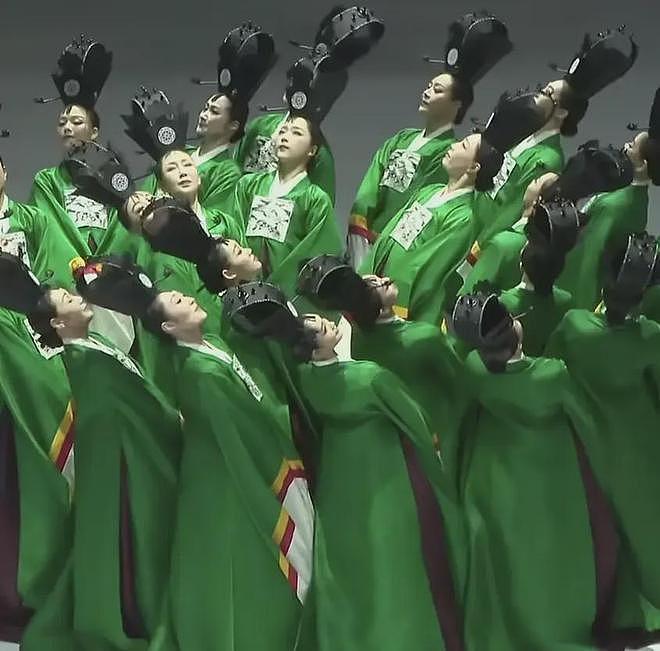 韩国舞团靠抄袭《只此青绿》拿奖!水平和原版差太多,像大葱开会(组图) - 10