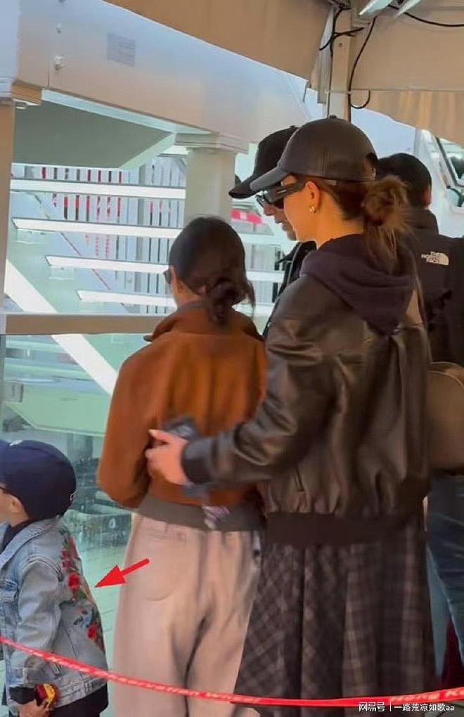 戚薇夫妇香港带娃追星，Lucky女团装扮身高惊人抢镜（组图） - 17