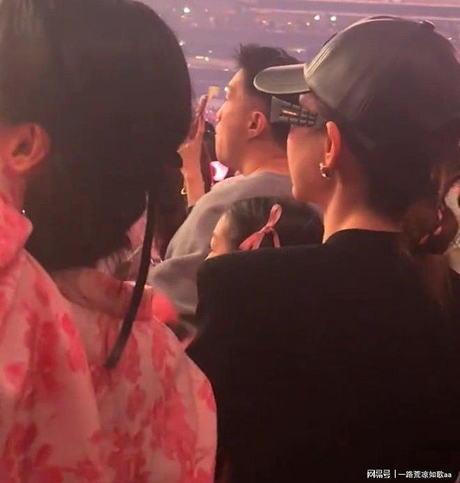 戚薇夫妇香港带娃追星，Lucky女团装扮身高惊人抢镜（组图） - 2