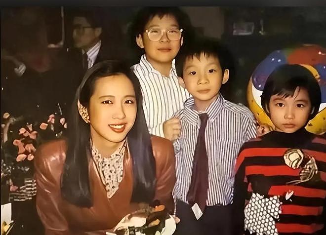 霍家主母显气度：一代卖船供学二代稳大局三代全颜面，四代无人及（组图） - 18