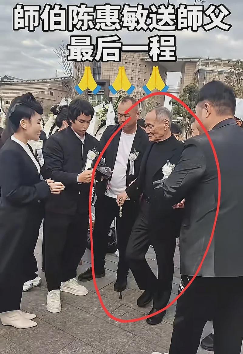 梁小龙出殡成闹剧，经纪人疑似与他妻儿闹翻（组图） - 1