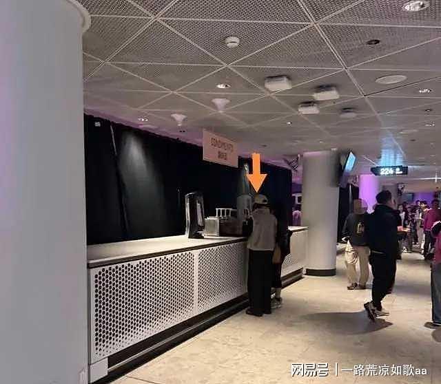 戚薇夫妇香港带娃追星，Lucky女团装扮身高惊人抢镜（组图） - 10