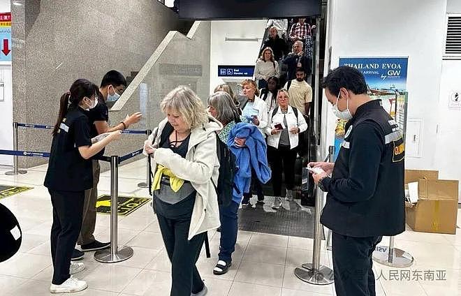 泰国多机场启动尼帕病毒防疫措施,留学生称街上越来越多人戴口罩,有中国游客亏钱取消赴泰行程(视频/组图) - 2