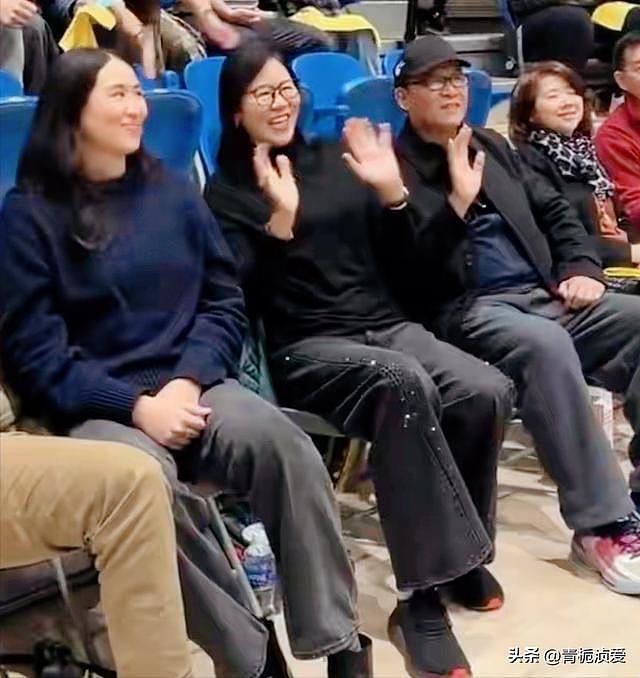 郎平神秘现身美国赛场！与爱徒相拥破谣言，背后故事看哭全网（组图） - 1