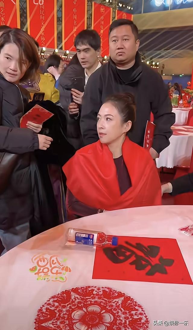 章子怡现身晚会气质100分，给人腾位置超有礼貌 ！眼神温和了很多（组图） - 6
