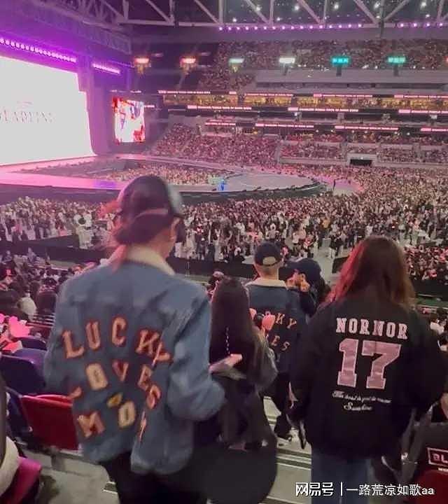 戚薇夫妇香港带娃追星，Lucky女团装扮身高惊人抢镜（组图） - 5