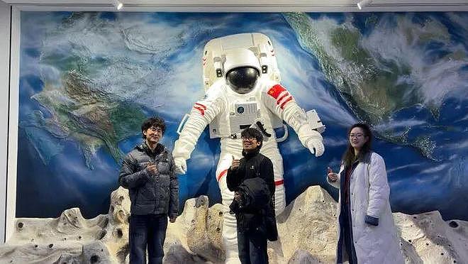 全网围观，两个00后“刮腻子”一年营收100多万！没上过大学，他们的梦想是“画遍全球”（视频/组图） - 3