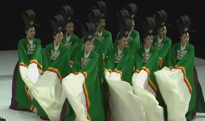 韩国舞团靠抄袭《只此青绿》拿奖!水平和原版差太多,像大葱开会(组图) - 14
