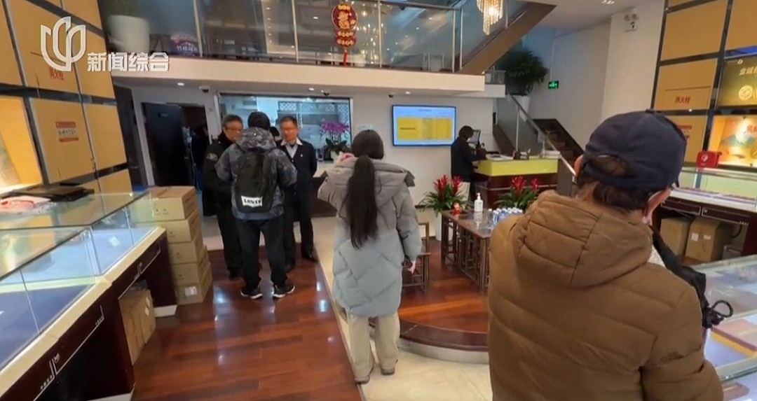 黄金白银价格暴涨！内地民众通宵排队抢购，金舖门前墟冚如春运（组图） - 11