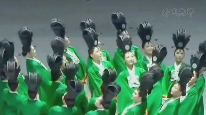 韩国舞团靠抄袭《只此青绿》拿奖!水平和原版差太多,像大葱开会(组图) - 13