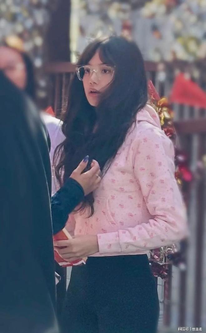 香港偶遇素颜Lisa，戴眼镜又黑壮似菲佣身材引讨论（组图） - 2