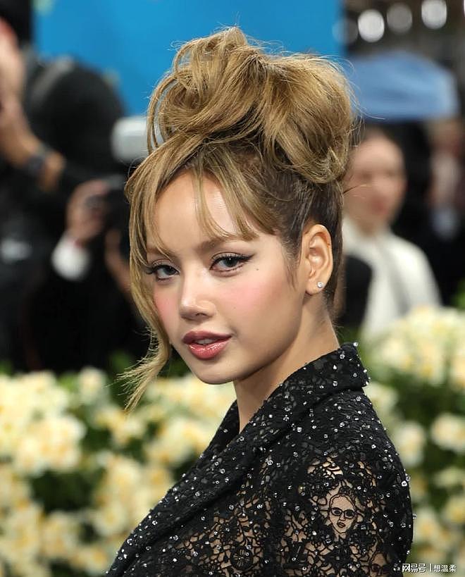 香港偶遇素颜Lisa，戴眼镜又黑壮似菲佣身材引讨论（组图） - 5