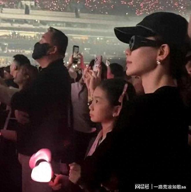 戚薇夫妇香港带娃追星，Lucky女团装扮身高惊人抢镜（组图） - 1
