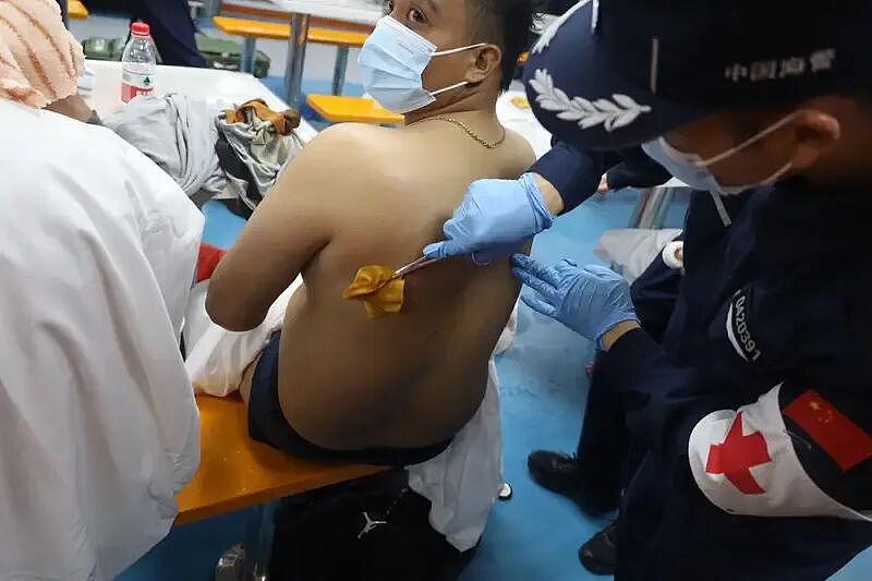 新加坡籍货船在南中国海突发事故，中方迅速出手，顺利移交获救船员（组图） - 3