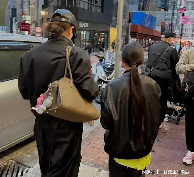 戚薇夫妇香港带娃追星，Lucky女团装扮身高惊人抢镜（组图） - 11