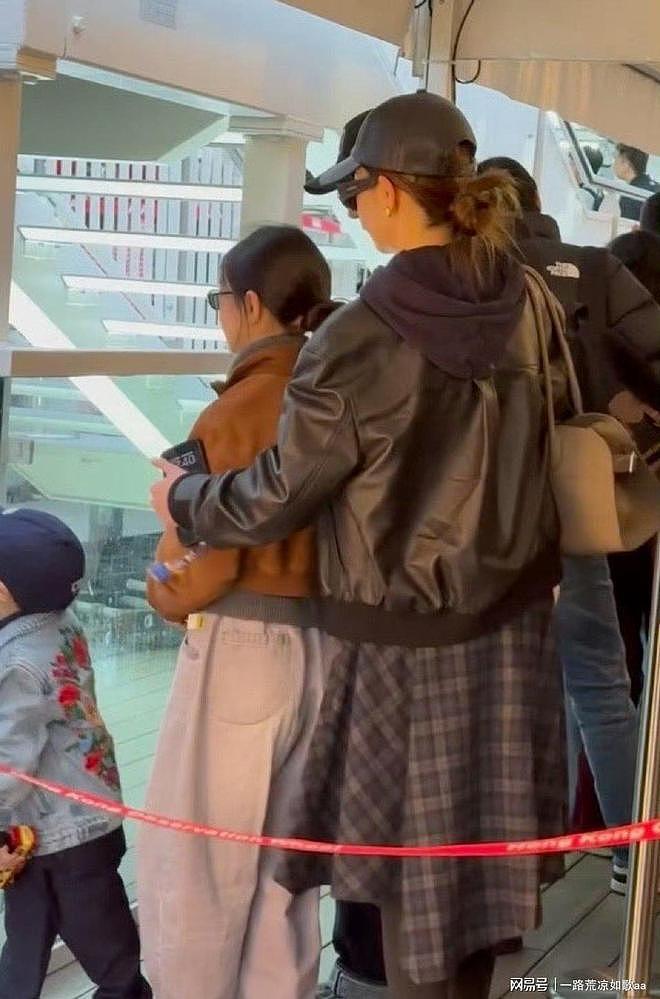戚薇夫妇香港带娃追星，Lucky女团装扮身高惊人抢镜（组图） - 16