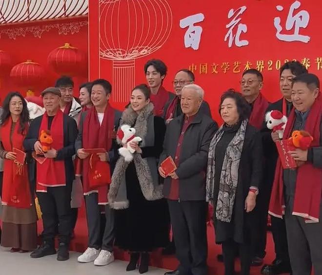 文联春晚录制现场好真实！大咖太多没人惯着，明星边排队边补妆（组图） - 2