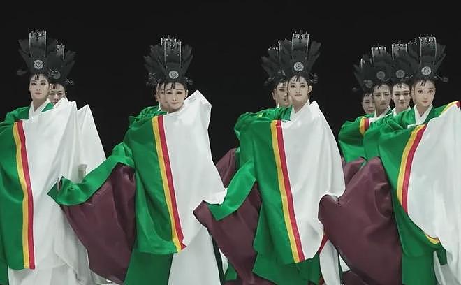韩国舞团靠抄袭《只此青绿》拿奖!水平和原版差太多,像大葱开会(组图) - 1