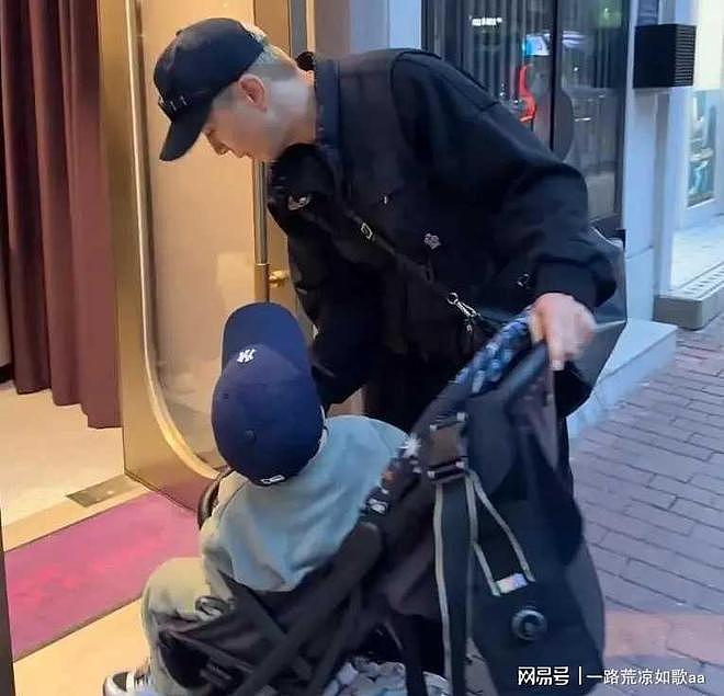 戚薇夫妇香港带娃追星，Lucky女团装扮身高惊人抢镜（组图） - 13