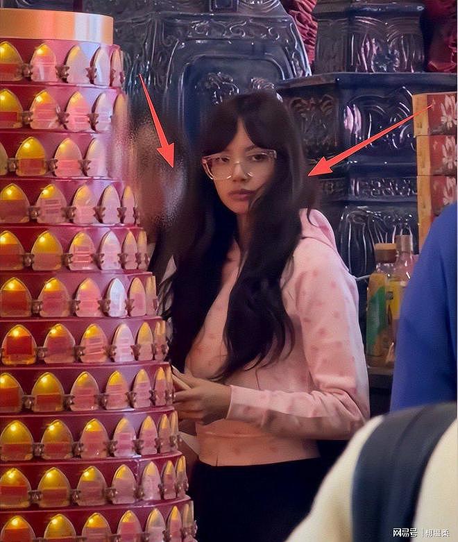 香港偶遇素颜Lisa，戴眼镜又黑壮似菲佣身材引讨论（组图） - 10