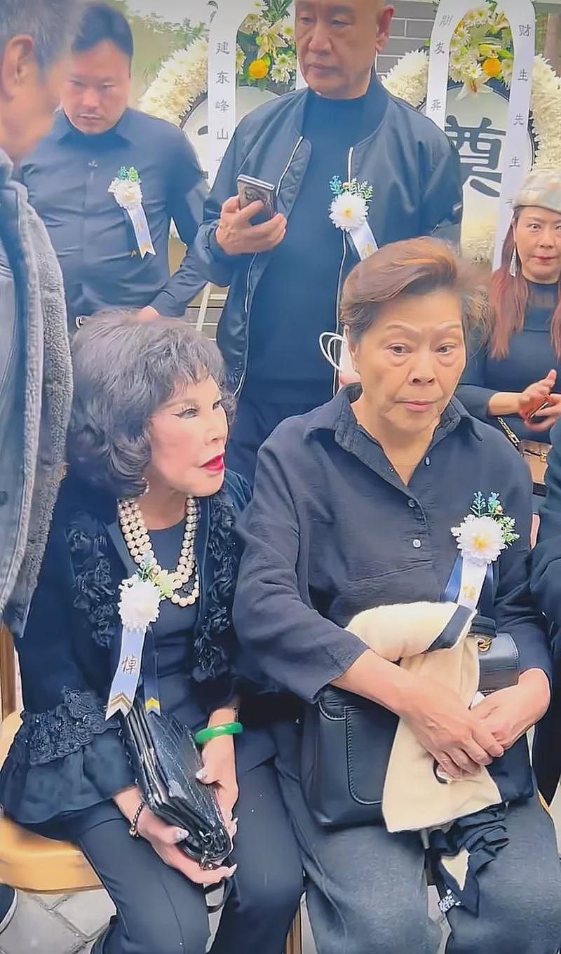 梁小龙出殡成闹剧，经纪人疑似与他妻儿闹翻（组图） - 9