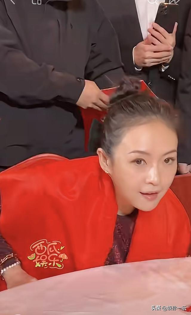 章子怡现身晚会气质100分，给人腾位置超有礼貌 ！眼神温和了很多（组图） - 5