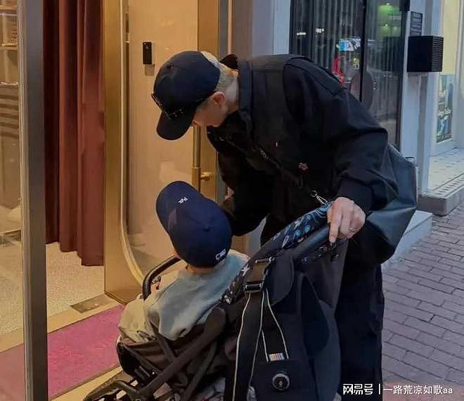 戚薇夫妇香港带娃追星，Lucky女团装扮身高惊人抢镜（组图） - 12