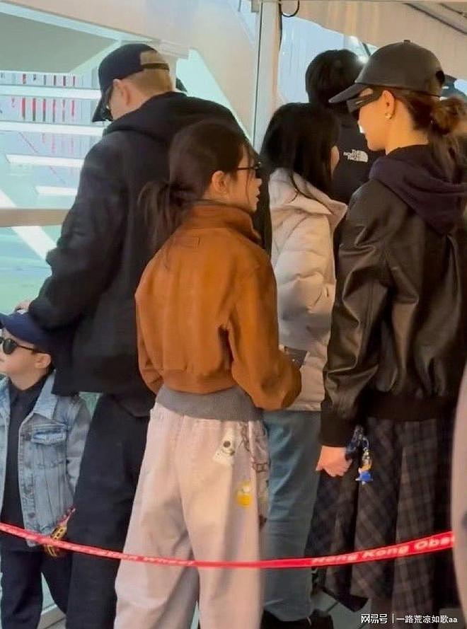 戚薇夫妇香港带娃追星，Lucky女团装扮身高惊人抢镜（组图） - 15
