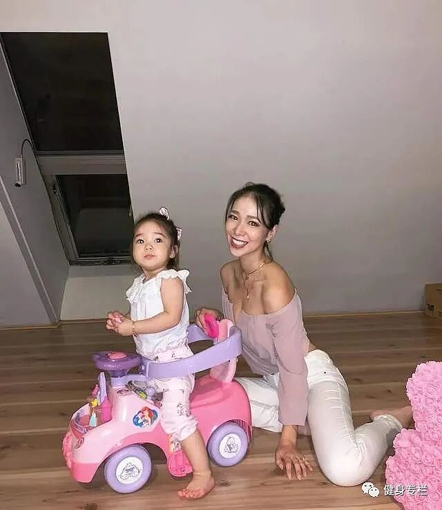 【美女】日本辣妈因穿衣太性感被批，网友：都当妈了还穿成这样（组图） - 7