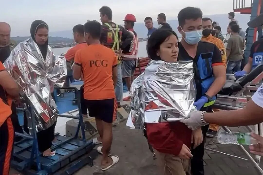 18人遇难！渡轮突然沉没，359人落水、6个月大婴儿遭海浪吞噬（组图） - 4