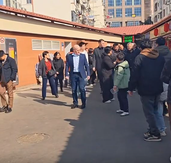 黄仁勋访问上海扫水果街视频曝，送摊贩亲笔签名¥600大利红包（视频/组图） - 5