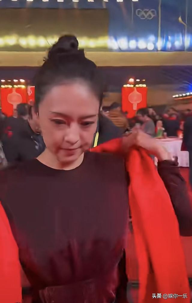 章子怡现身晚会气质100分，给人腾位置超有礼貌 ！眼神温和了很多（组图） - 14