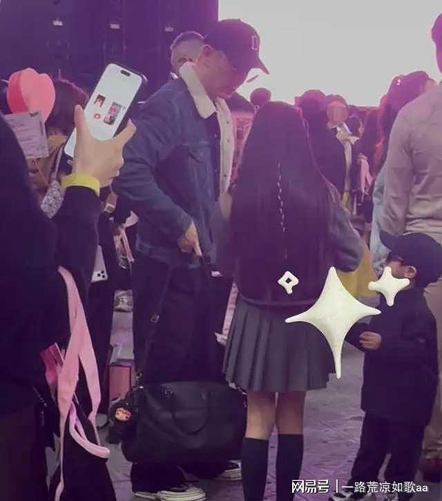戚薇夫妇香港带娃追星，Lucky女团装扮身高惊人抢镜（组图） - 9