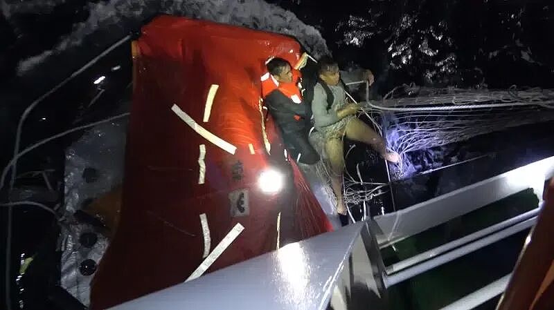 新加坡籍货船在南中国海突发事故，中方迅速出手，顺利移交获救船员（组图） - 2