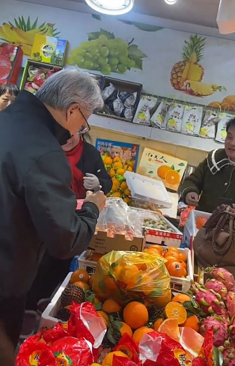 黄仁勋访问上海扫水果街视频曝，送摊贩亲笔签名¥600大利红包（视频/组图） - 7