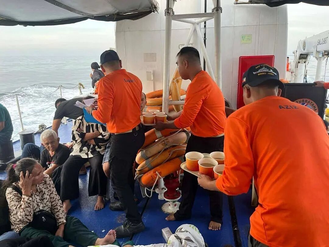 18人遇难！渡轮突然沉没，359人落水、6个月大婴儿遭海浪吞噬（组图） - 1