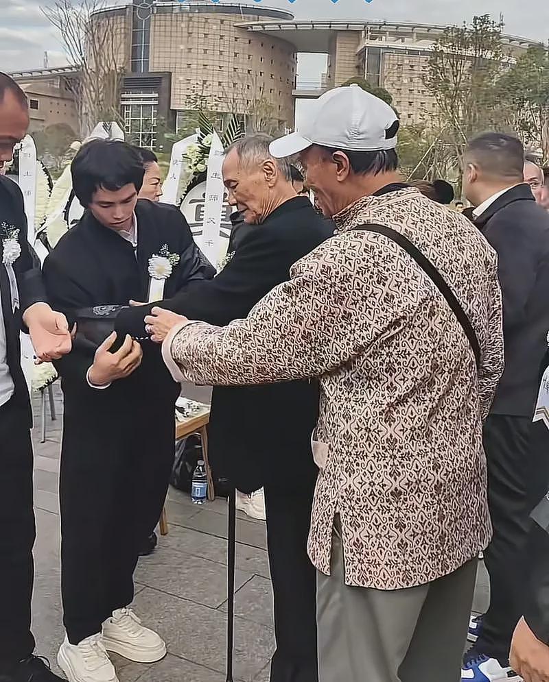梁小龙出殡成闹剧，经纪人疑似与他妻儿闹翻（组图） - 4