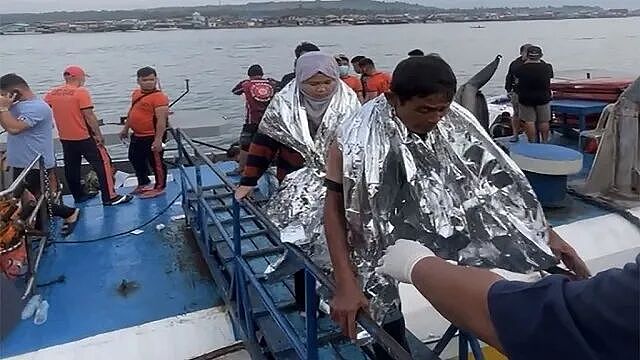 18人遇难！渡轮突然沉没，359人落水、6个月大婴儿遭海浪吞噬（组图） - 3