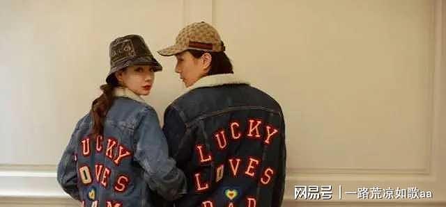 戚薇夫妇香港带娃追星，Lucky女团装扮身高惊人抢镜（组图） - 7