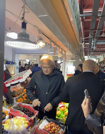 黄仁勋访问上海扫水果街视频曝，送摊贩亲笔签名¥600大利红包（视频/组图） - 9