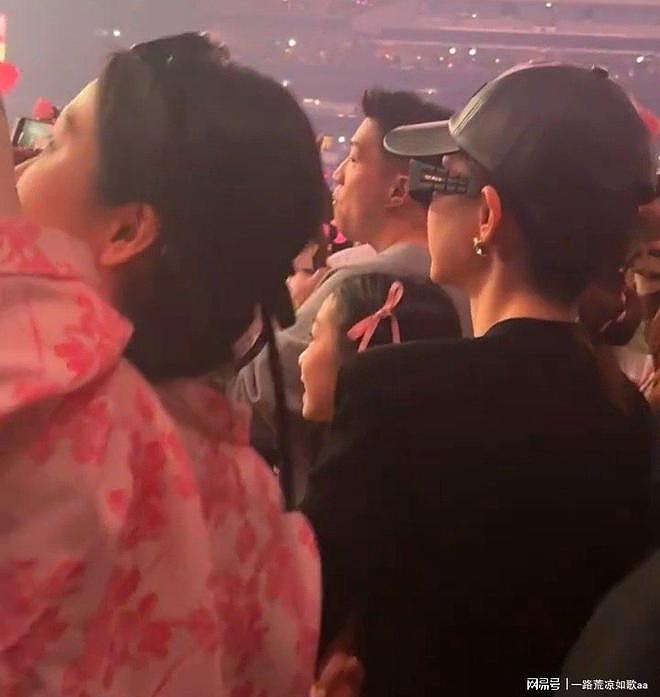 戚薇夫妇香港带娃追星，Lucky女团装扮身高惊人抢镜（组图） - 4