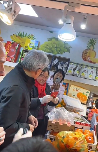 黄仁勋访问上海扫水果街视频曝，送摊贩亲笔签名¥600大利红包（视频/组图） - 8