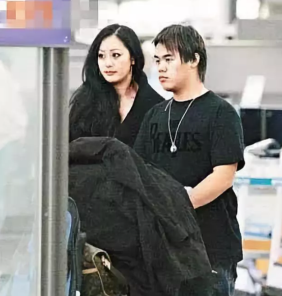 香江第一“妖女”!一人泡5男,全果出演大尺度片,她真的很顽强…(组图) - 19