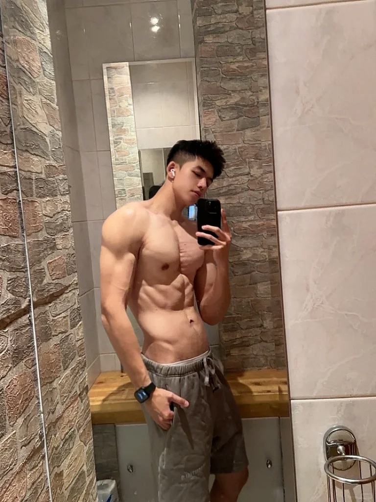 【帅哥】速来围观!健身小狼狗肉体绝绝子,这宽肩细腰我直接嘶哈嘶哈(组图) - 5