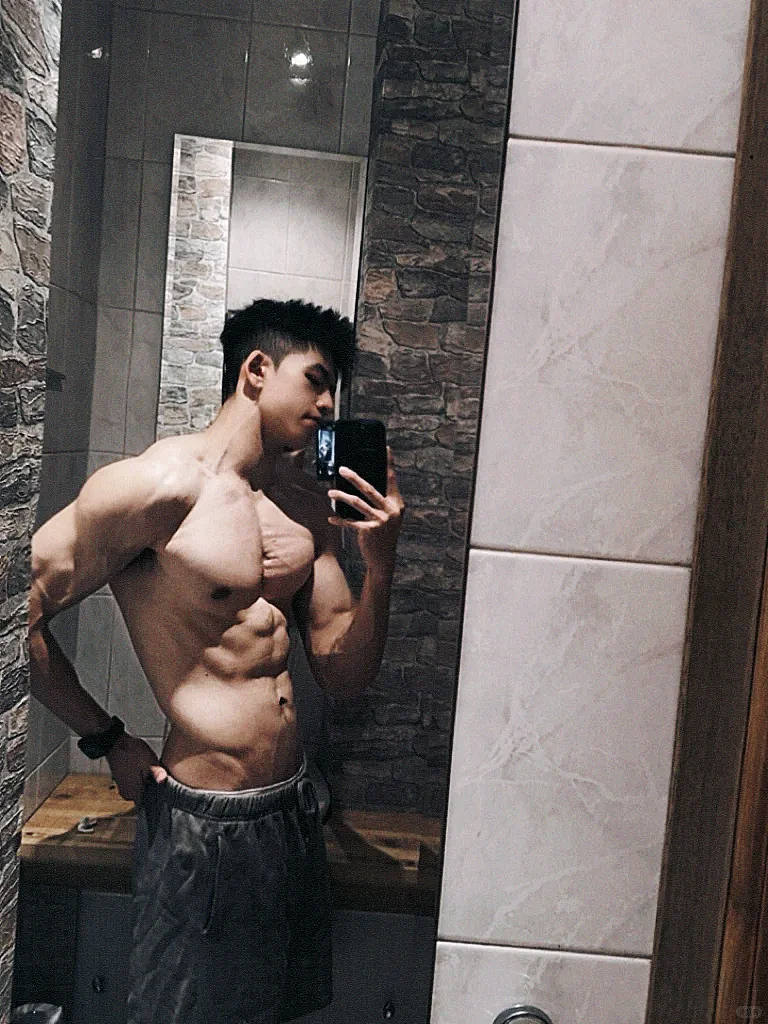 【帅哥】速来围观!健身小狼狗肉体绝绝子,这宽肩细腰我直接嘶哈嘶哈(组图) - 4