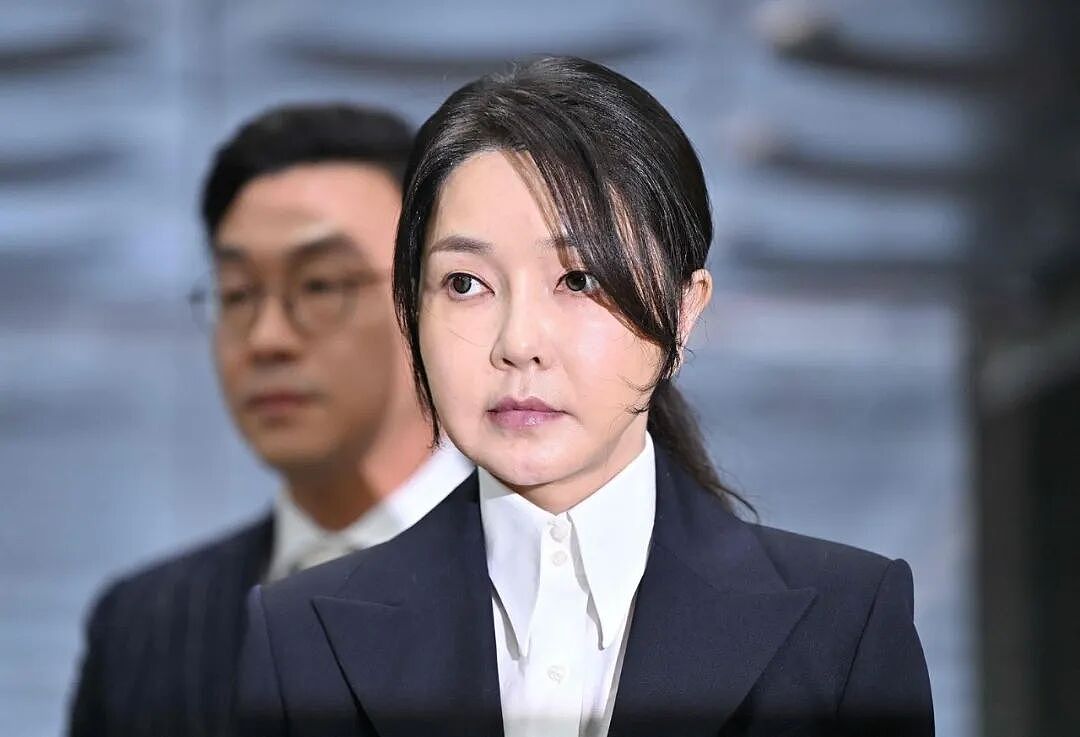韩国前“第一夫人”金建希首案一审宣判:获刑1年8个月(组图) - 1