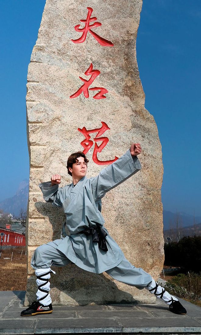 18岁保加利亚王子从少林寺结业，外媒关注，“释秒天”练刀吃素食（组图） - 2