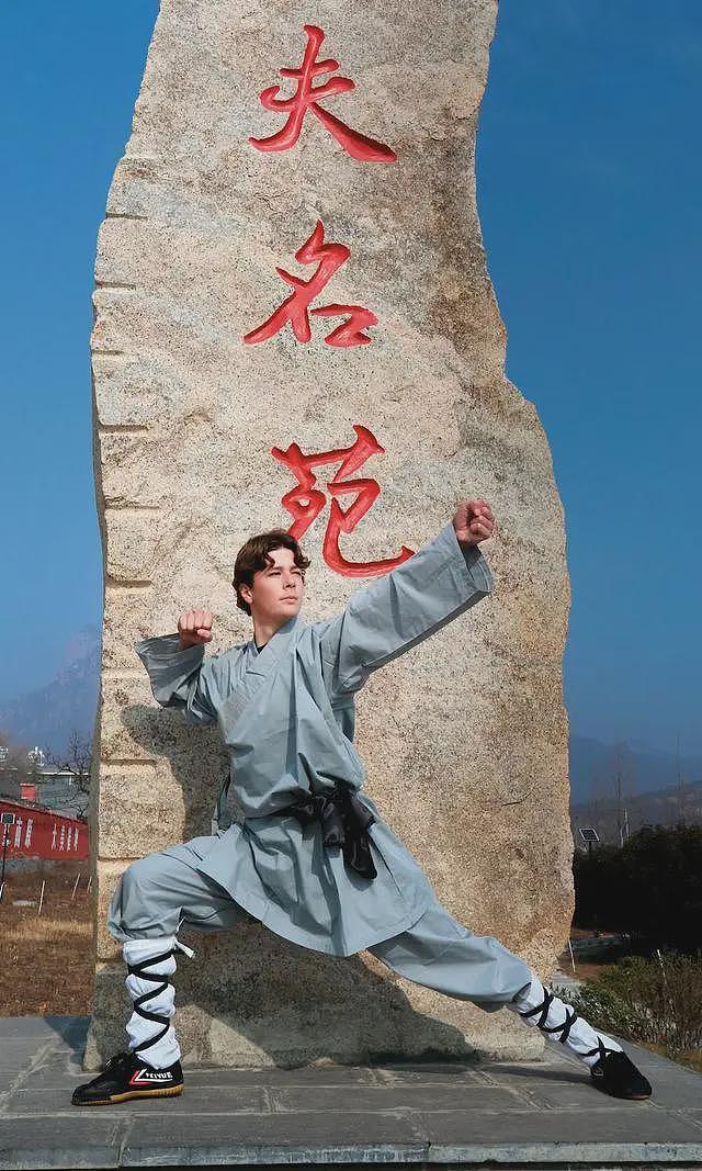 18岁保加利亚王子从少林寺结业,外媒关注,“释秒天”练刀吃素食(组图) - 2