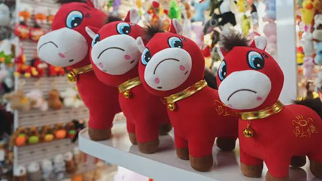 马年将至，这只“哭哭马”玩具在中国春节前意外走红（图） - 1