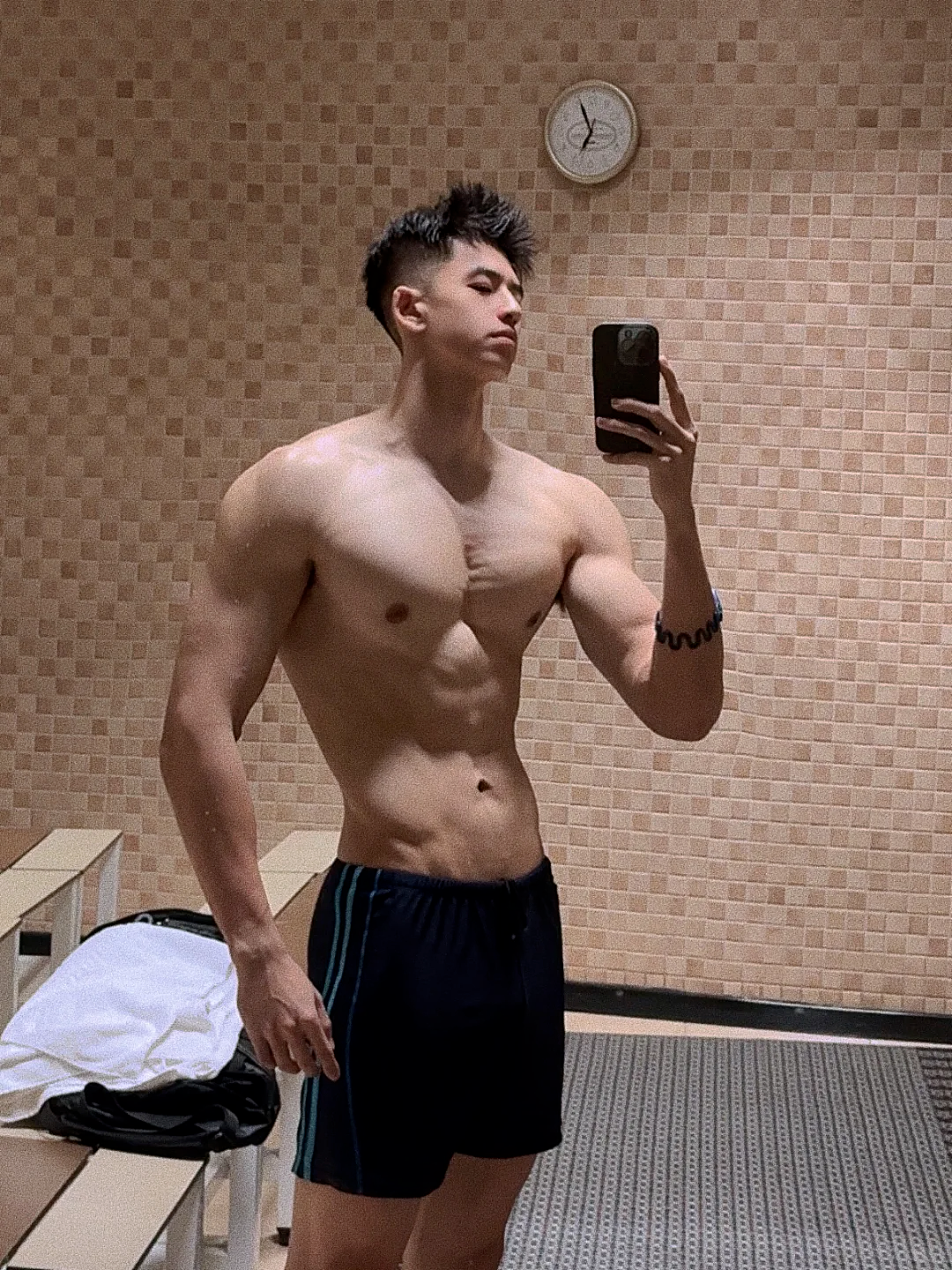 【帅哥】速来围观!健身小狼狗肉体绝绝子,这宽肩细腰我直接嘶哈嘶哈(组图) - 8